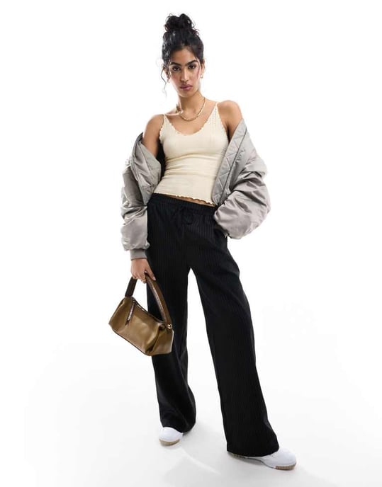 ASOS DESIGN sömlös formande cami-top med kant i spets i cream - Image 2