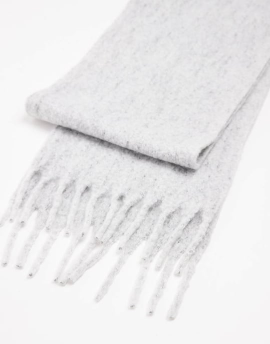 ASOS DESIGN fluffig fransscarf i ljusgrå melerad - Image 2