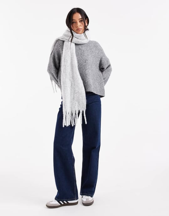 ASOS DESIGN fluffig fransscarf i ljusgrå melerad - Image 3