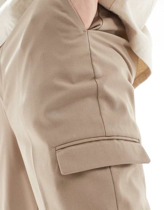 ASOS DESIGN smart tapered byxor med cargofickor i stenspets - Image 3