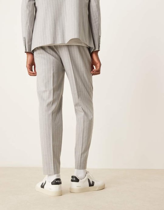ASOS DESIGN tapered kostymbyxor i grått randigt mönster - Image 3