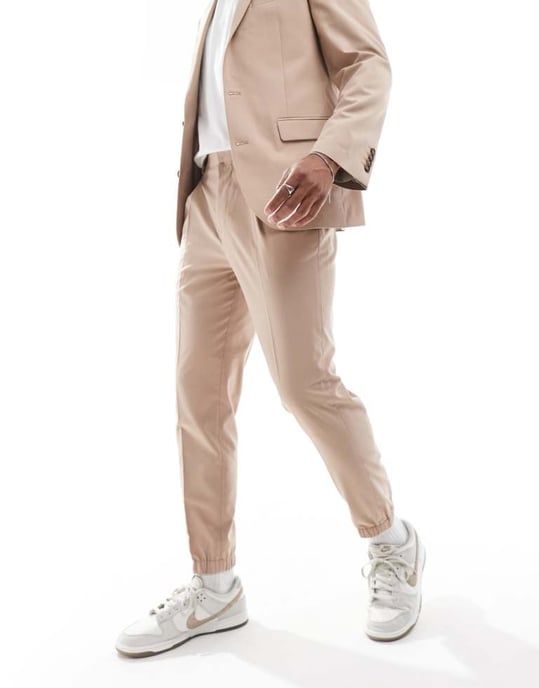 ASOS DESIGN tapered kostym joggers i beige - Image 1