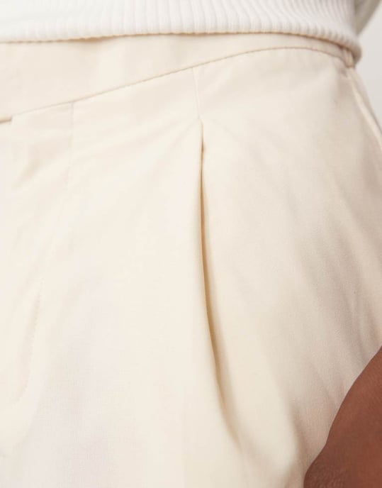 ASOS DESIGN smart samordnade tapered byxor i krämfärgat med elastisk midja - Image 4