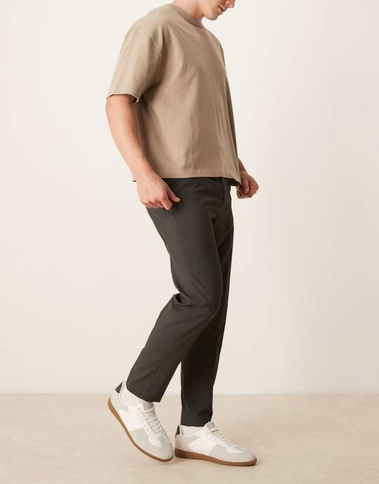 ASOS DESIGN smart tapered passform byxor i brun mikrotextur - Image 2