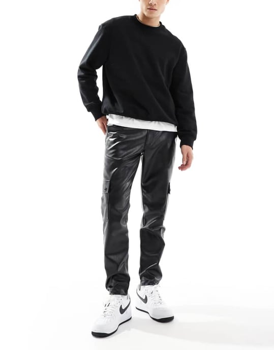 ASOS DESIGN tapered cargobyxor i läderlook i svart - Image 1