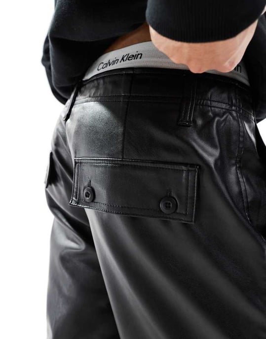 ASOS DESIGN tapered cargobyxor i läderlook i svart - Image 3
