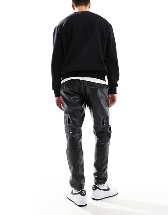 ASOS DESIGN tapered cargobyxor i läderlook i svart - Image 4