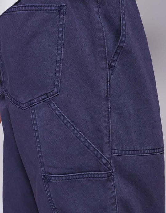 ASOS DESIGN tapered dragbyxa med snickardetaljer i mörkblått - Image 3
