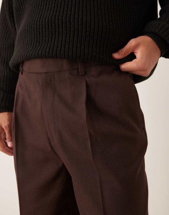 ASOS DESIGN smart överdimensionerade avsmalnande byxor i brun mikrotextur - Image 4