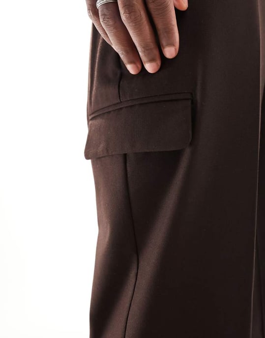 ASOS DESIGN smart tapered byxor med cargo-fickor i brunt - Image 2