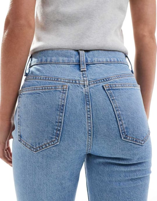 ASOS DESIGN Petite midrise flare jeans i ljus tvätt - Image 4