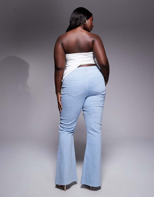 ASOS LUXE Curve vita juveldekorerade jeans med utsvängd ben i medelblå tvätt - Image 2