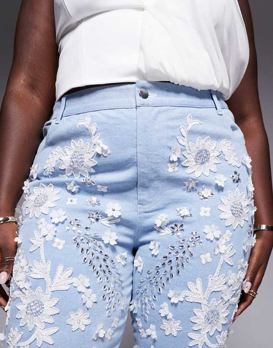 ASOS LUXE Curve vita juveldekorerade jeans med utsvängd ben i medelblå tvätt - Image 3