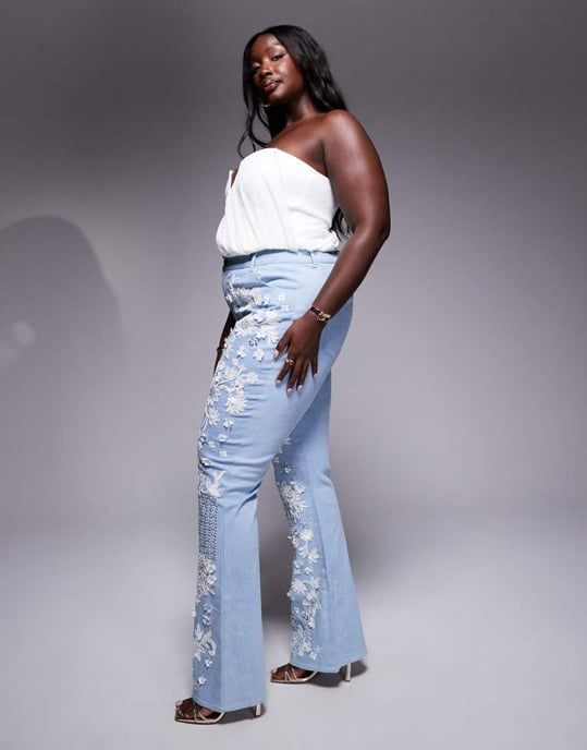 ASOS LUXE Curve vita juveldekorerade jeans med utsvängd ben i medelblå tvätt - Image 4