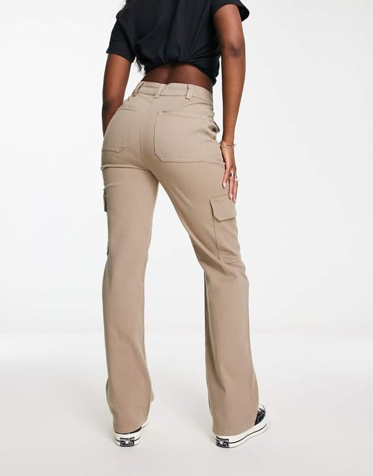 ASOS DESIGN slim cargo med fickor i sand - Image 2