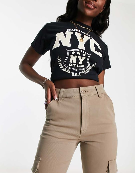 ASOS DESIGN slim cargo med fickor i sand - Image 3