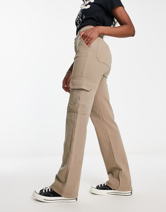 ASOS DESIGN slim cargo med fickor i sand - Image 4