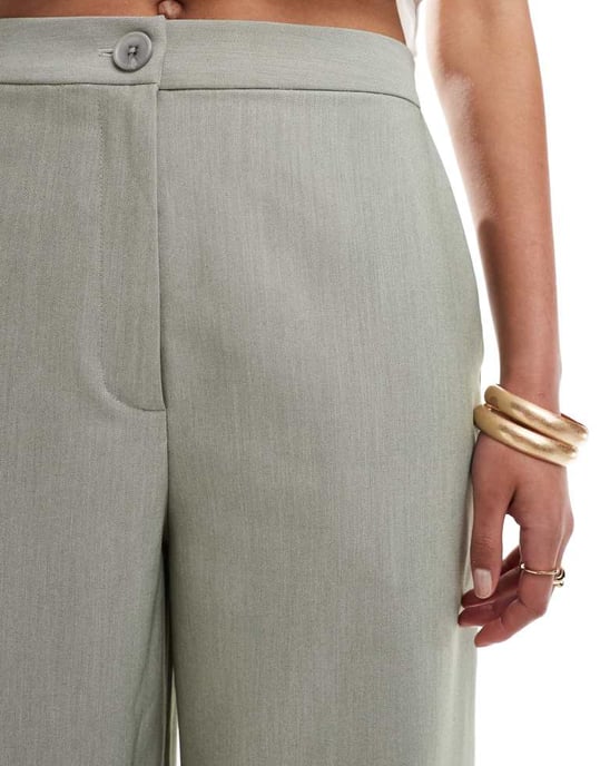 ASOS DESIGN Långa avslappnade skräddarsydda byxor i olivgrön - Image 4