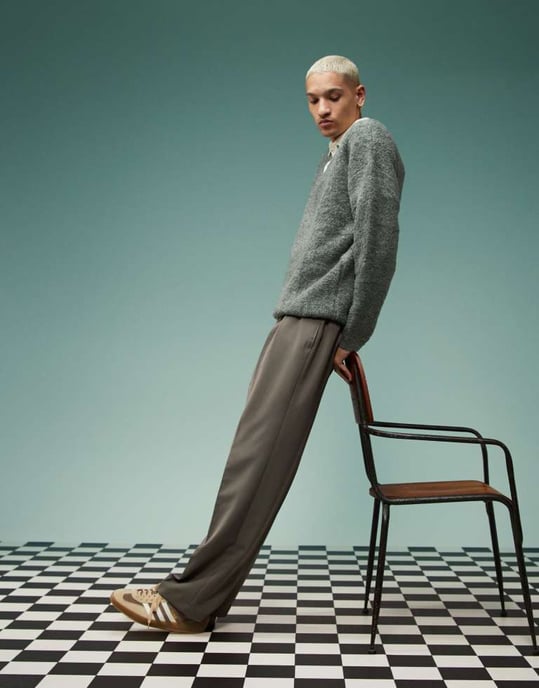 ASOS DESIGN eleganta vida byxor med inverterade veck i brunt - Image 2