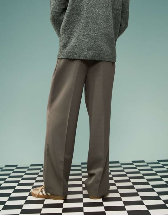 ASOS DESIGN eleganta vida byxor med inverterade veck i brunt - Image 3