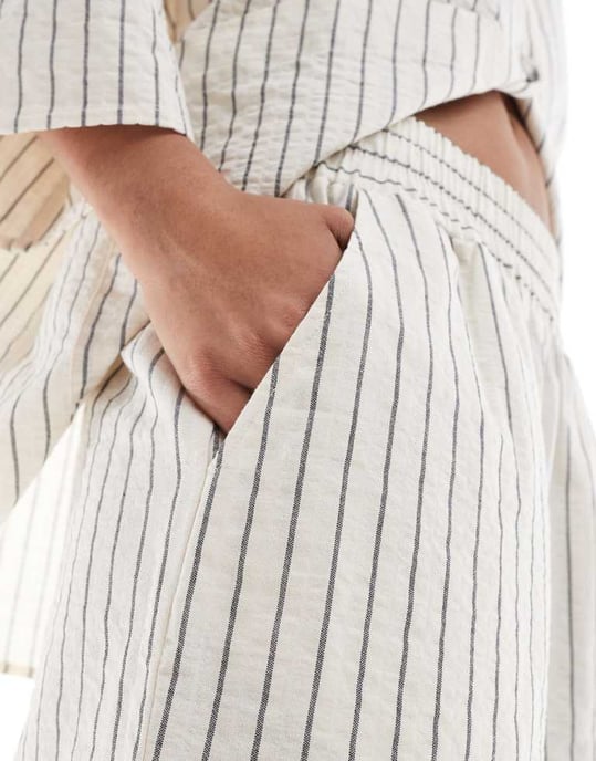 AWAREn cropped bredbenade byxor i off white randigt mönster - Image 3