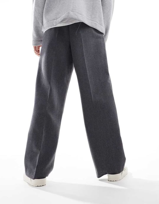 ASOS DESIGN smart vidbenade veckade byxor i kolgrått med ullherringbone - Image 2