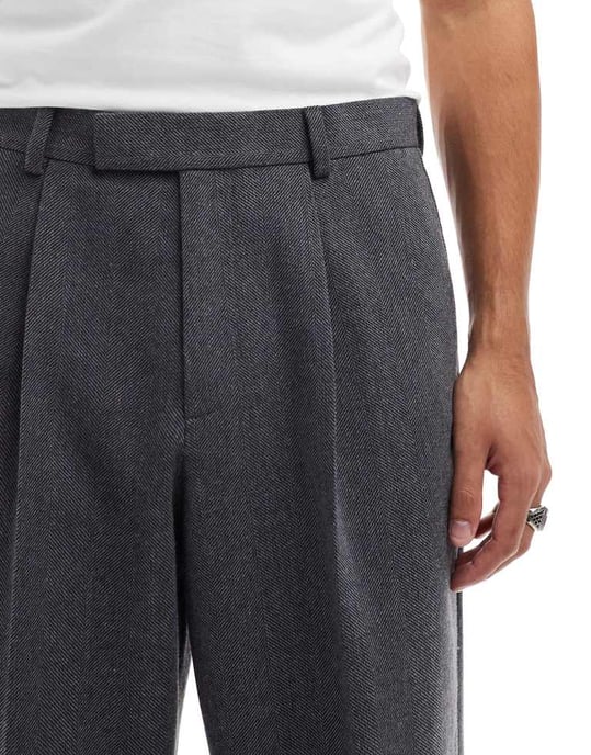 ASOS DESIGN smart vidbenade veckade byxor i kolgrått med ullherringbone - Image 3