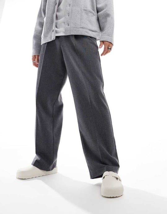 ASOS DESIGN smart vidbenade veckade byxor i kolgrått med ullherringbone - Image 4