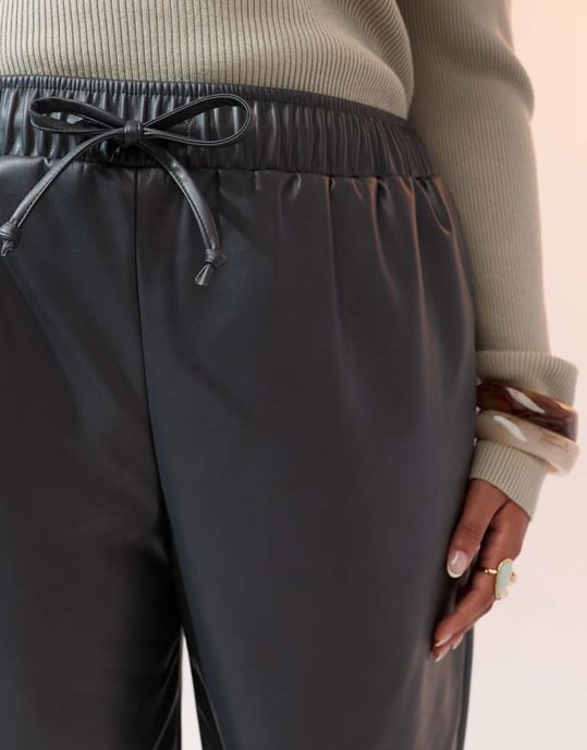 ASOS DESIGN Curve faux läder vida byxor med hög midja i kolgrå - Image 2