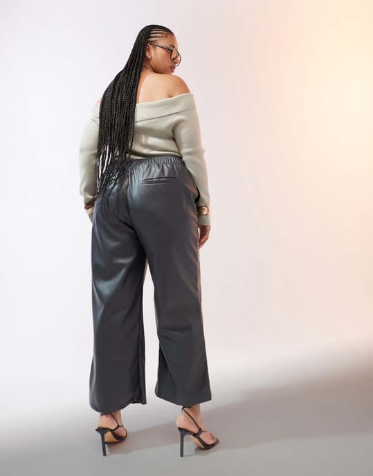 ASOS DESIGN Curve faux läder vida byxor med hög midja i kolgrå - Image 4