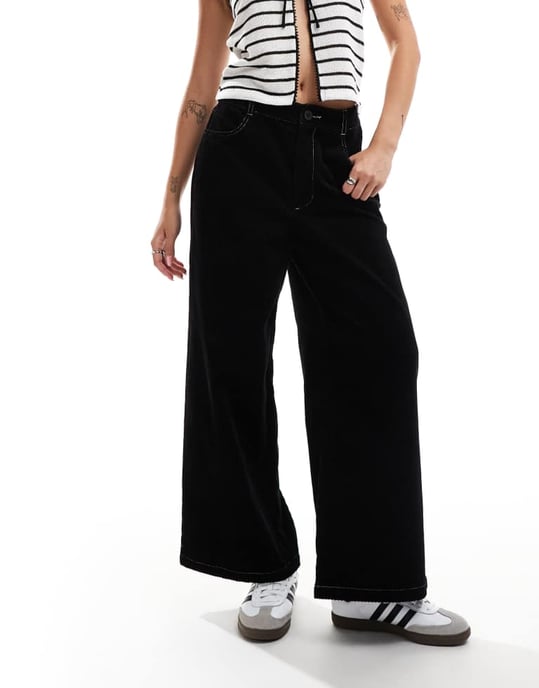 ASOS DESIGN cord korta vida byxor med kontrastsöm i svart - Image 2