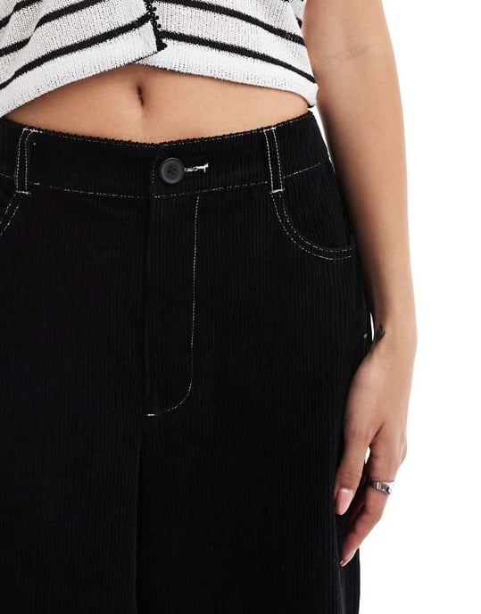 ASOS DESIGN cord korta vida byxor med kontrastsöm i svart - Image 3