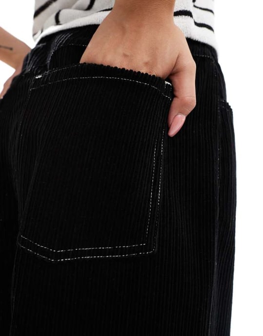 ASOS DESIGN cord korta vida byxor med kontrastsöm i svart - Image 4