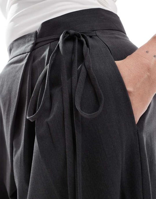 ASOS DESIGN Curve skräddarsydda vida byxor med knytdetalj i grått - Image 2