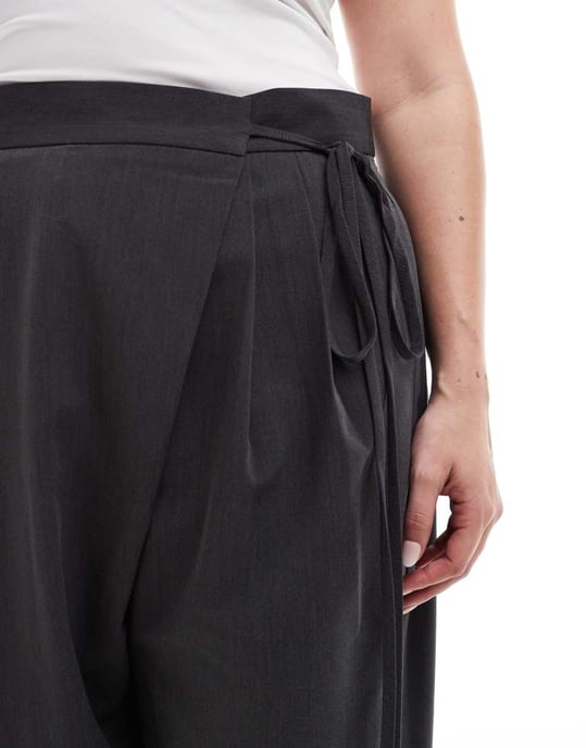 ASOS DESIGN Curve skräddarsydda vida byxor med knytdetalj i grått - Image 4