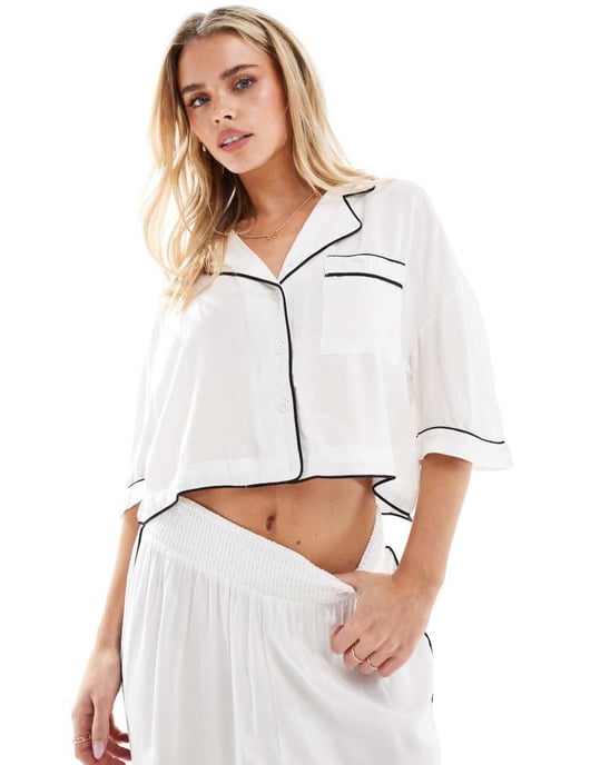 ASOS DESIGN Petite supermjuka slinky vida pyjamasbyxor i vitt med kontrasterande kantband - Image 3
