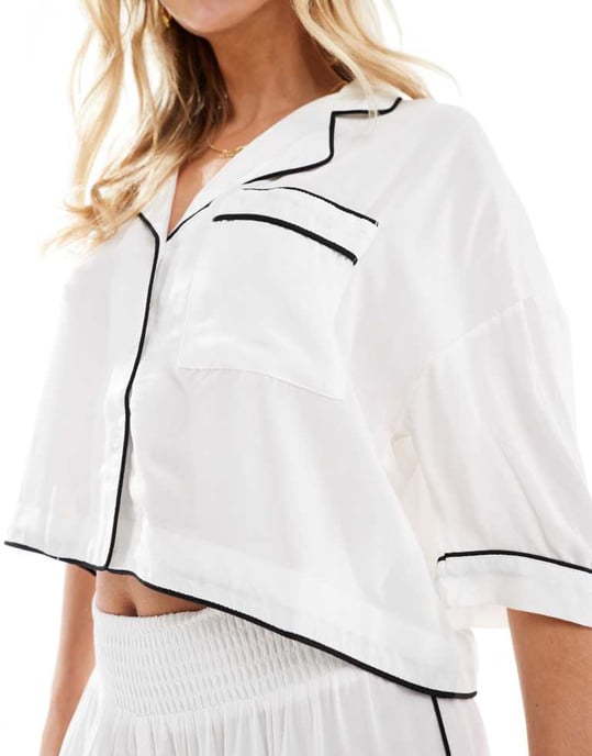 ASOS DESIGN Petite supermjuka slinky vida pyjamasbyxor i vitt med kontrasterande kantband - Image 4