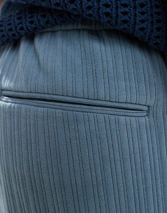 ASOS DESIGN midjan höga, vida byxor i damaskblåt textur - Image 3