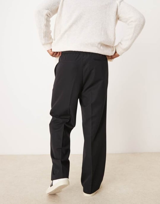 ASOS DESIGN svarta vidbenade smarta byxor med resårband - Image 4