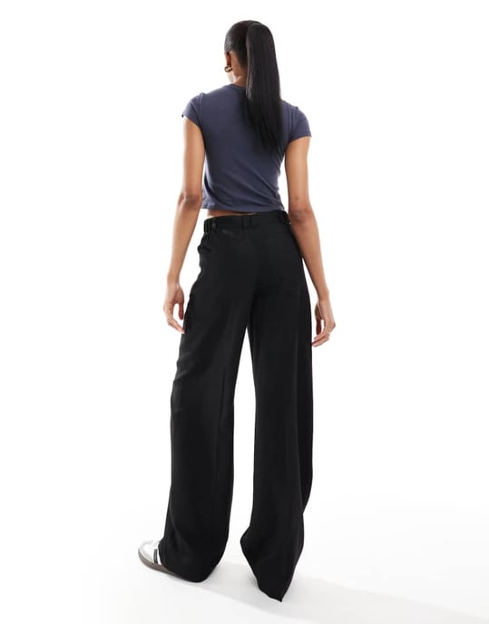 ASOS DESIGN Höga avslappnade pappabyxor med 5 fickor i svart - Image 2