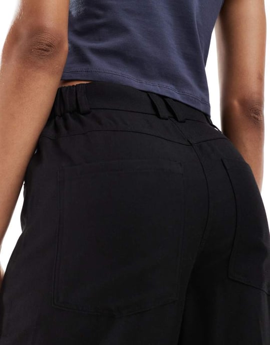 ASOS DESIGN Höga avslappnade pappabyxor med 5 fickor i svart - Image 4