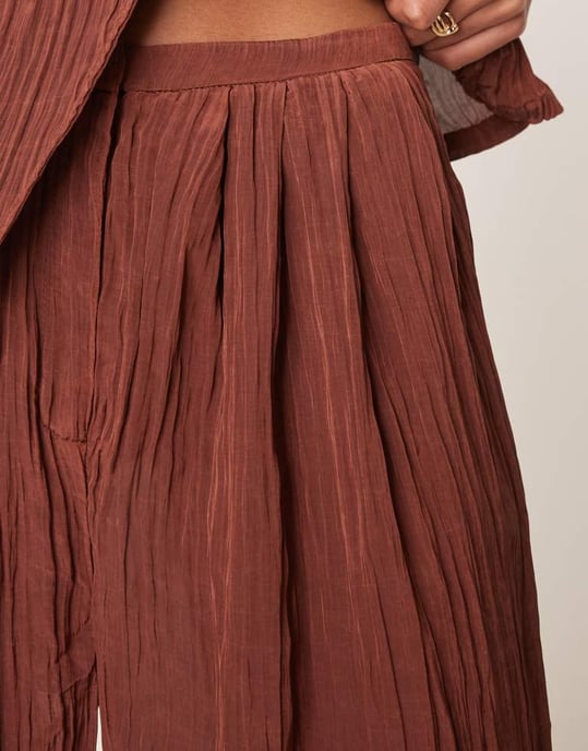 ASOS DESIGN genomskinliga krinklade satin vida byxor co-ord i choklad - Image 4