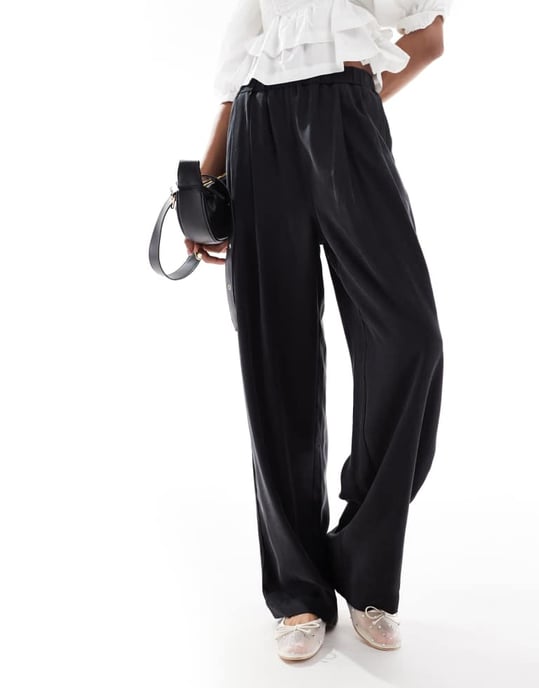 ASOS DESIGN Lång premium avslappnad byxa med veckdetalj i tvättad svart - Image 2