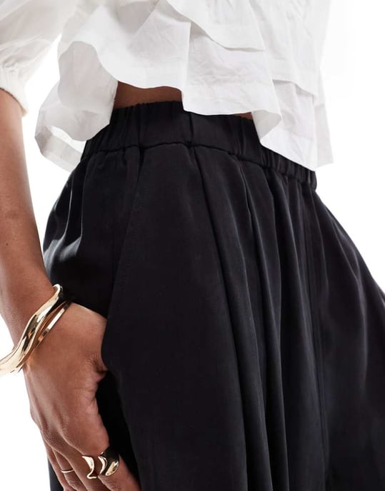 ASOS DESIGN Lång premium avslappnad byxa med veckdetalj i tvättad svart - Image 3