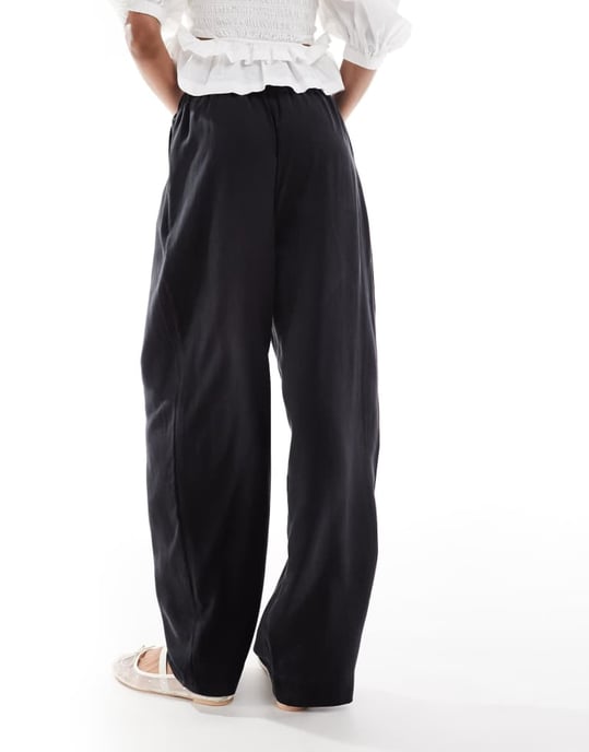 ASOS DESIGN Lång premium avslappnad byxa med veckdetalj i tvättad svart - Image 4