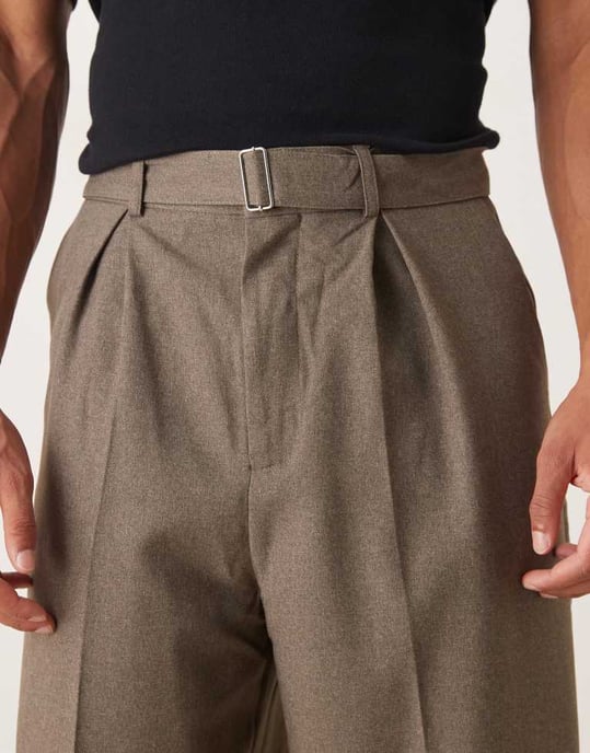 ASOS DESIGN smart vida byxa med bälte och framveck i brun - Image 4