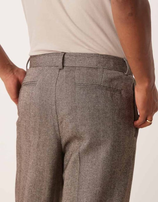 ASOS DESIGN smart bredbenade plisserade byxor i svart med fiskbensmönster - Image 2