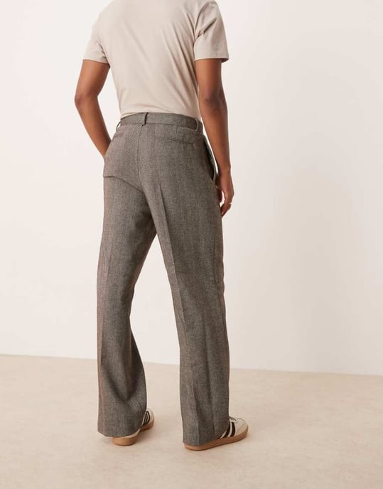 ASOS DESIGN smart bredbenade plisserade byxor i svart med fiskbensmönster - Image 4