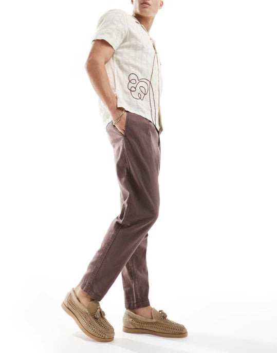 ASOS DESIGN breda veckade linne-chino byxor i brunt - Image 1