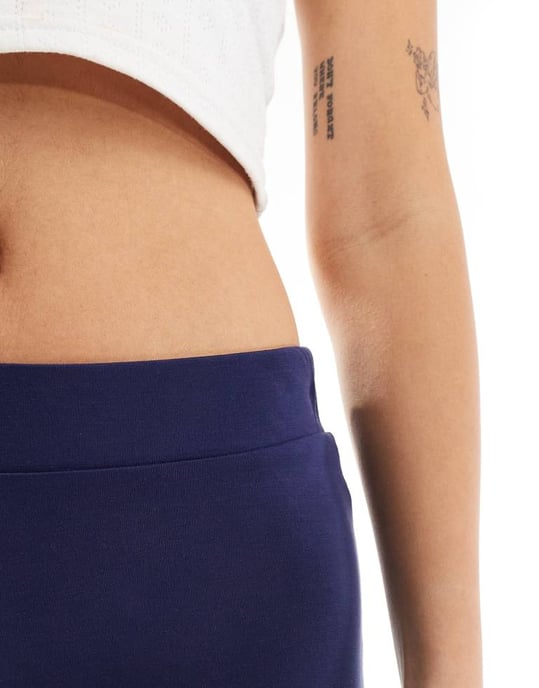 Monki supermjuka lågmidjade raka baggy jerseybyxor i marinblått - Image 4